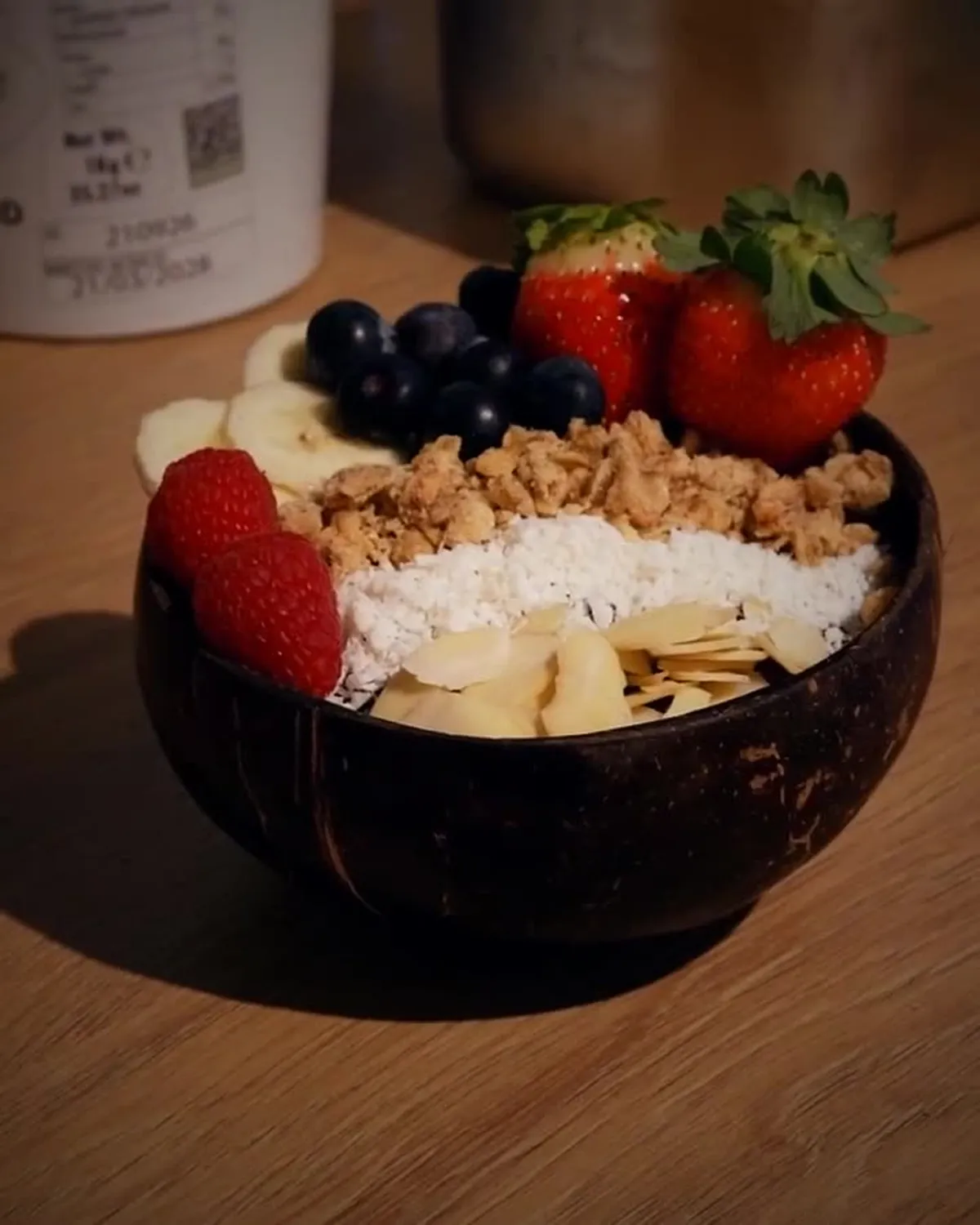 Açaí aus der Maschine in den noha.-Becher, glatt gestrichen, fertiger Becher