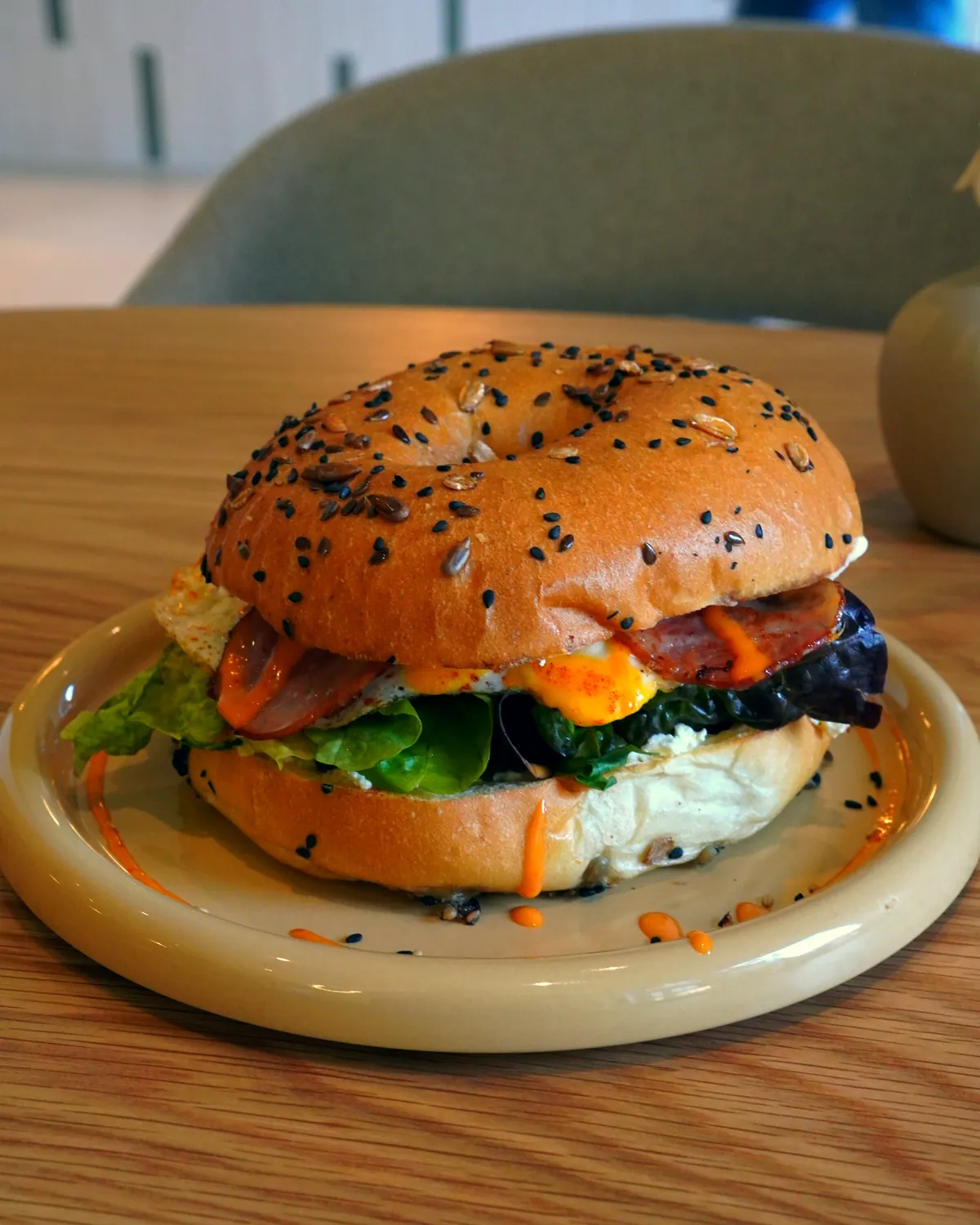 Bagel-Sandwich auf dem Teller