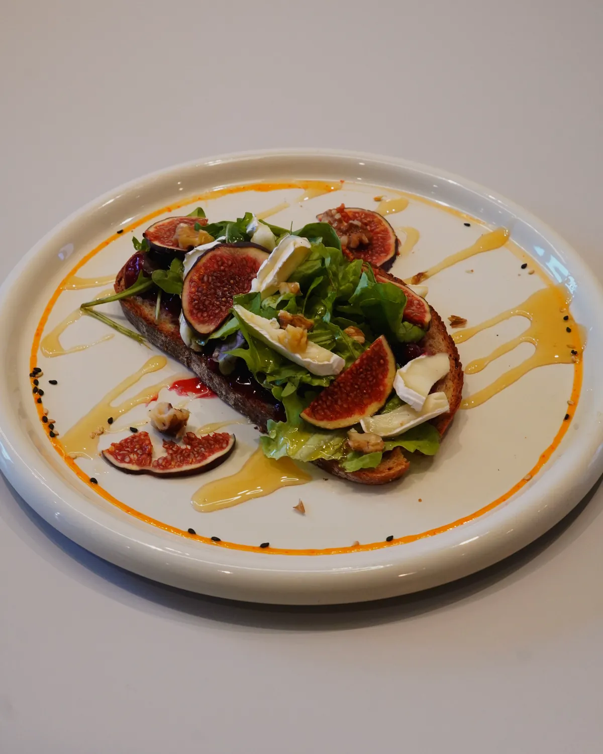 Sauerteigbrot mit Feigen und Salat